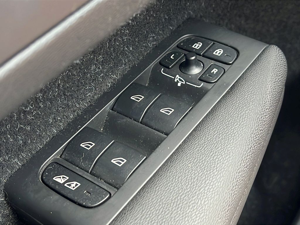2021 Volvo XC40 Momentum - Photo 24