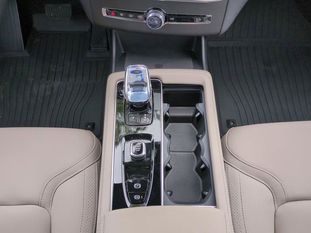 2026 Volvo XC90 Plus - Photo 17