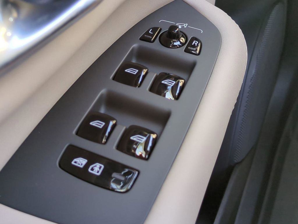 2026 Volvo XC90 Plus - Photo 23