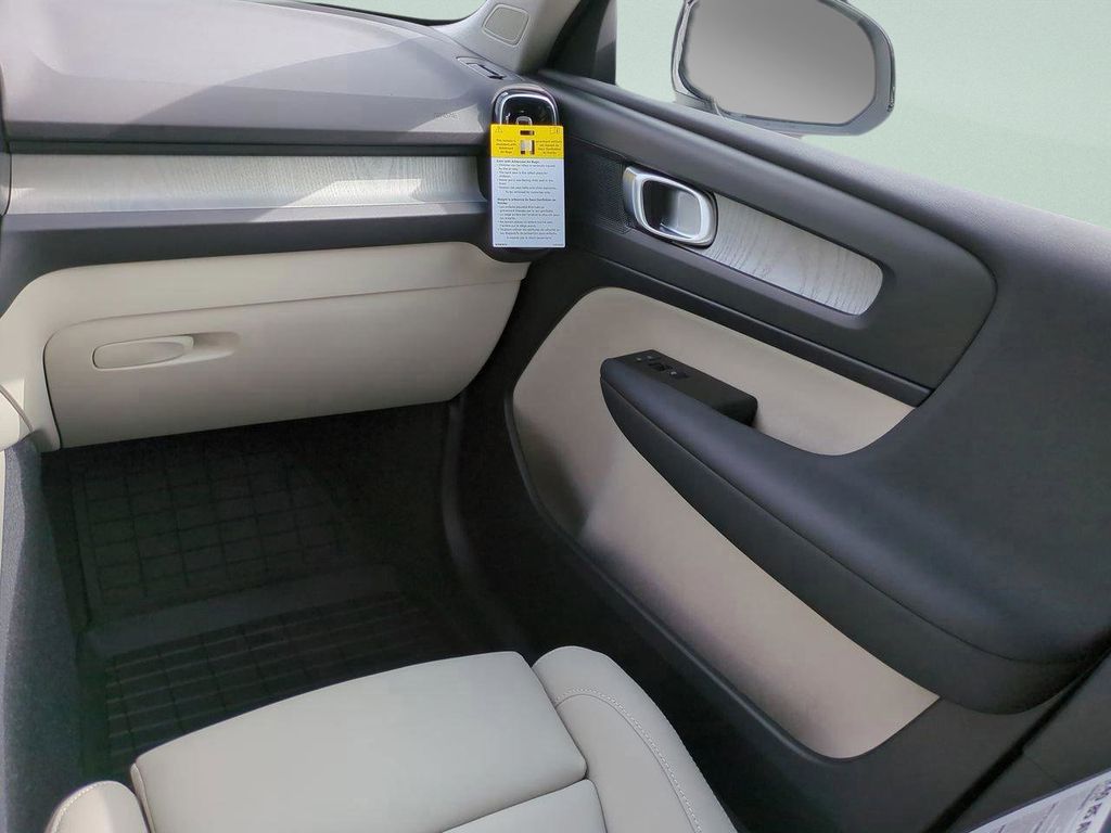 2026 Volvo XC40 Plus - Photo 13