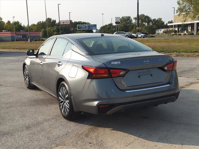 Used 2023 Nissan Altima SV with VIN 1N4BL4DV8PN330470 for sale in Beardstown, IL