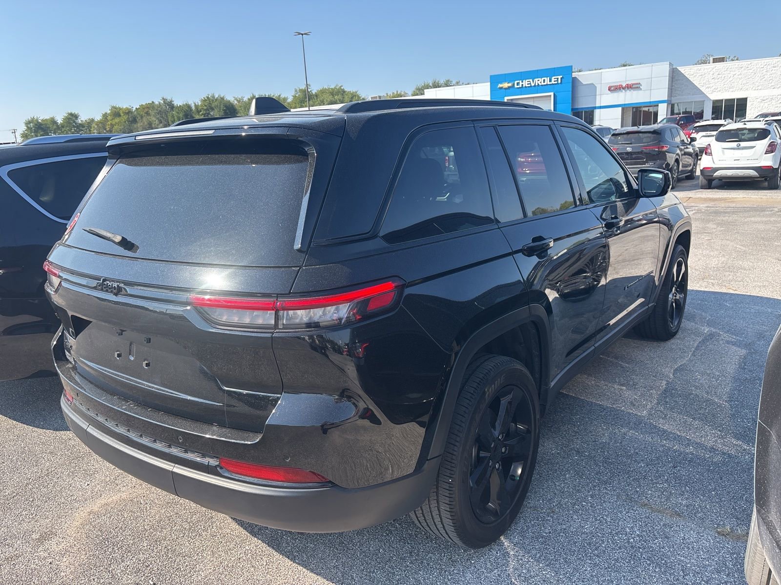 2023 Jeep Grand Cherokee Laredo Altitude photo 4
