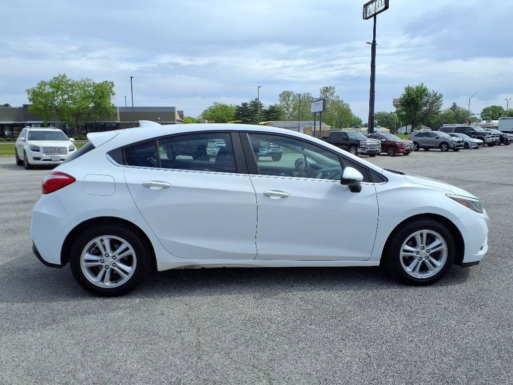 Used 2017 Chevrolet Cruze LT with VIN 3G1BE6SM2HS581561 for sale in Beardstown, IL