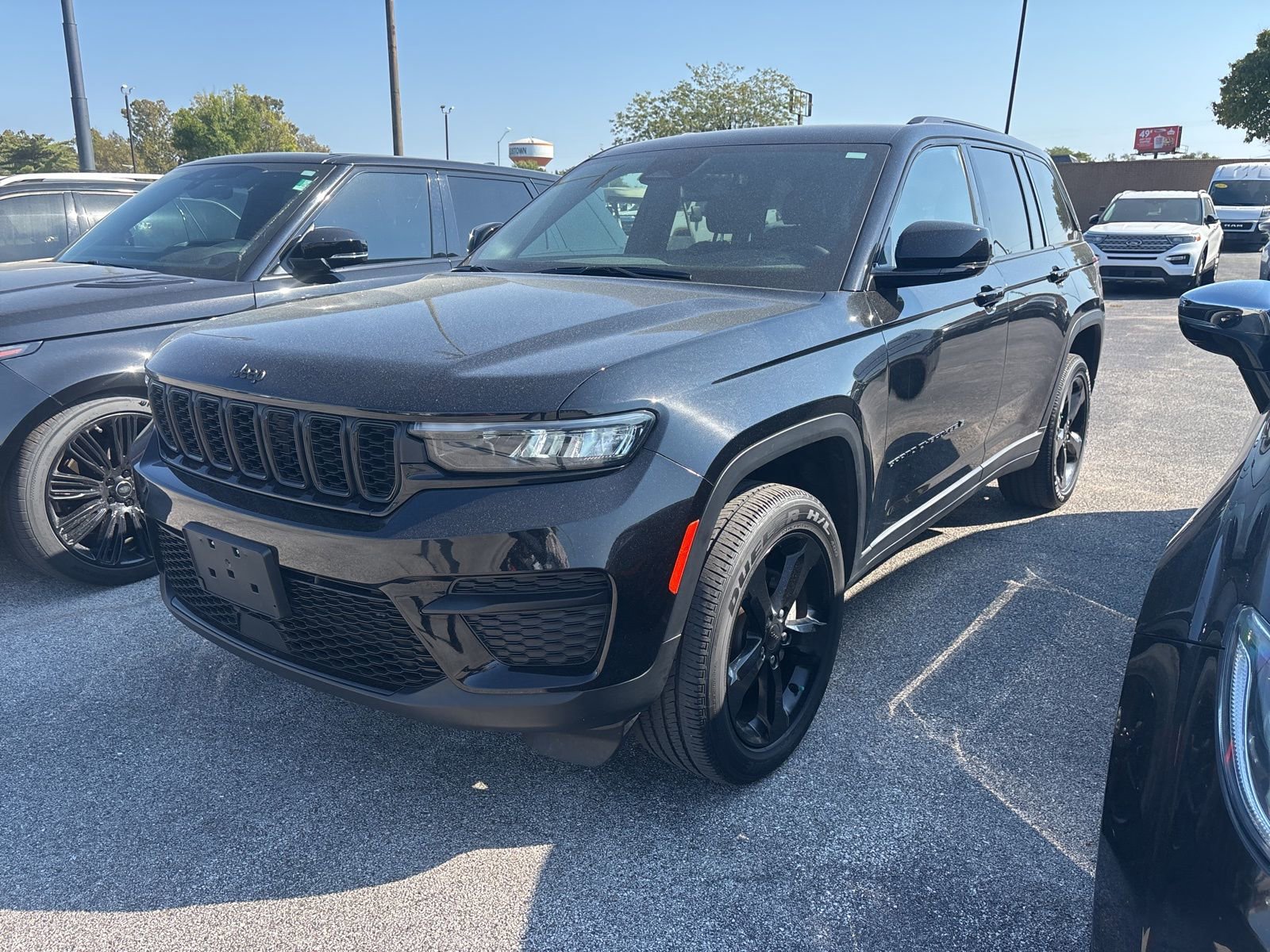 2023 Jeep Grand Cherokee Laredo Altitude photo 2