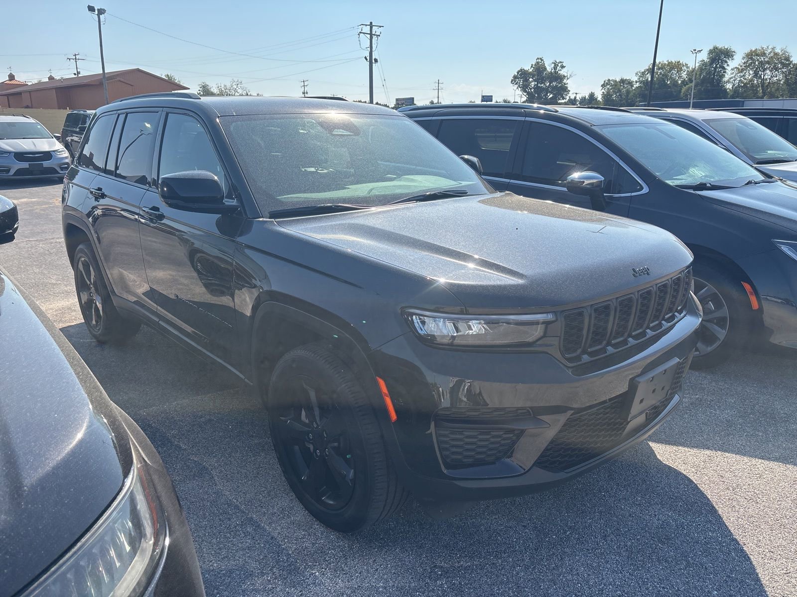 2023 Jeep Grand Cherokee Laredo Altitude photo 3