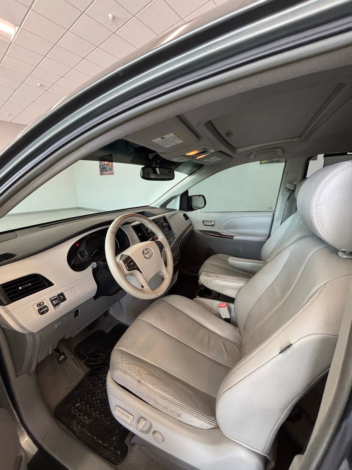 Used 2011 Toyota Sienna XLE with VIN 5TDYK3DC2BS076192 for sale in Beardstown, IL