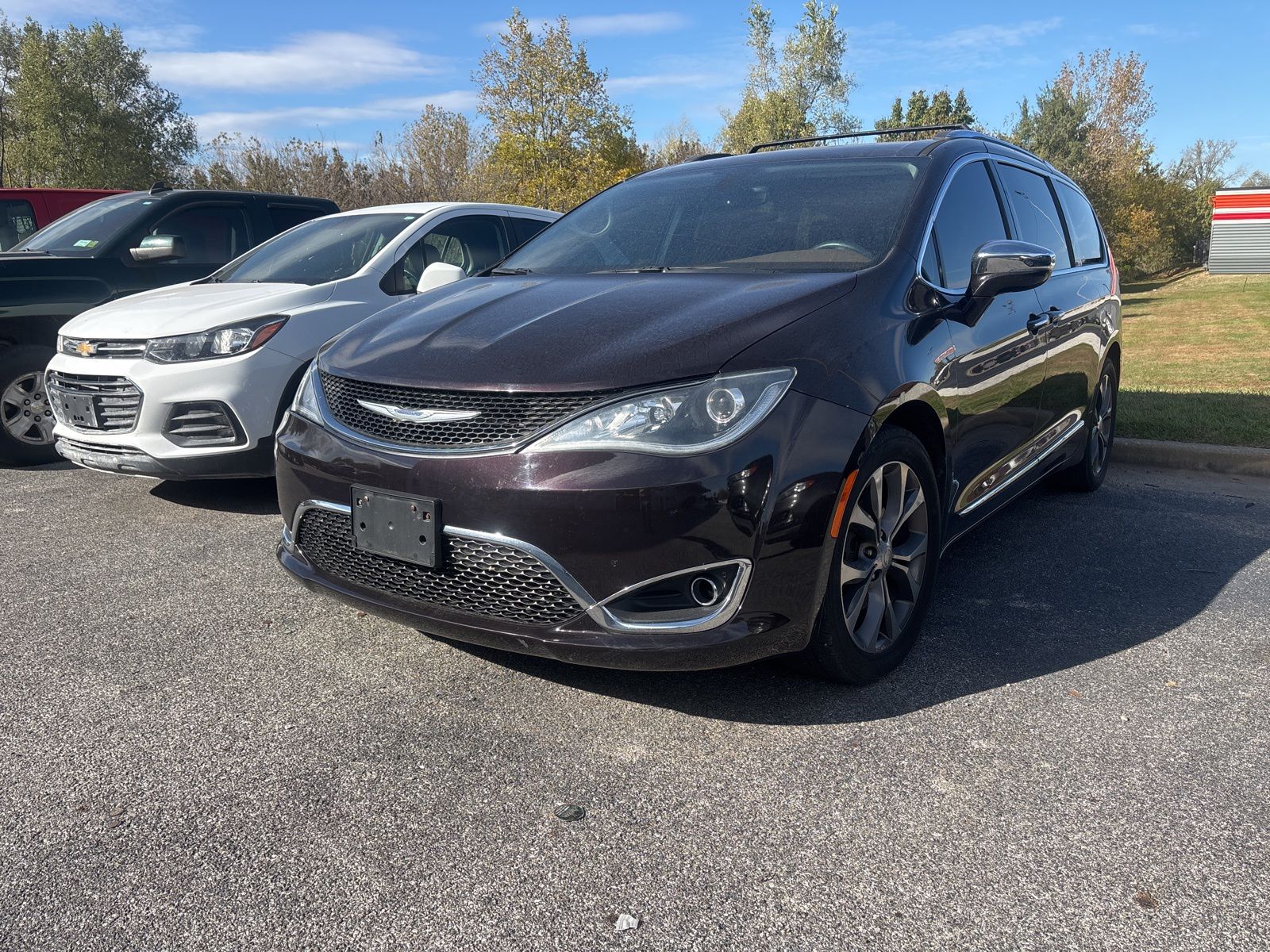 Used 2017 Chrysler Pacifica Limited with VIN 2C4RC1GG8HR751811 for sale in Beardstown, IL