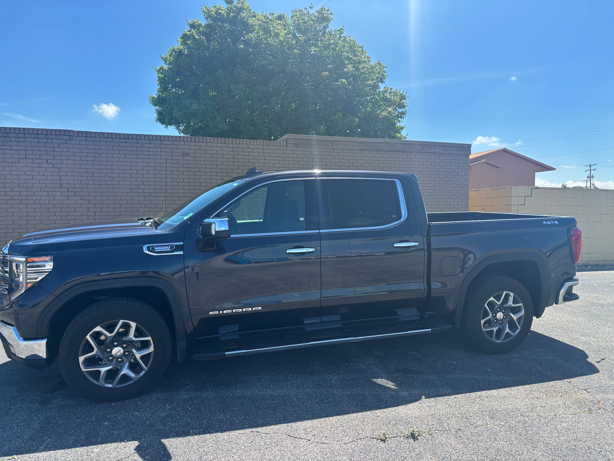 Used 2023 GMC Sierra 1500 SLT with VIN 3GTUUDE81PG261140 for sale in Beardstown, IL