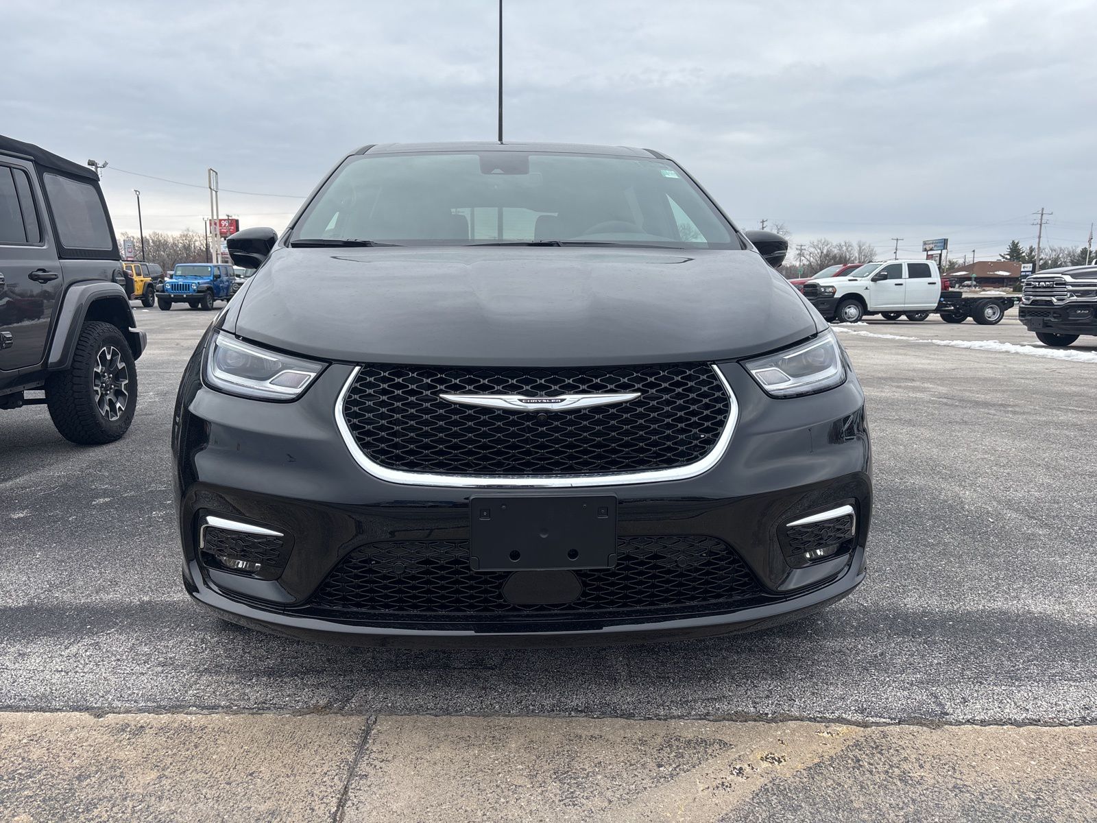 2026 Chrysler Pacifica Select's photo