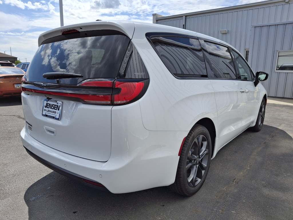 New 2026 Chrysler Pacifica SELECT Passenger Van