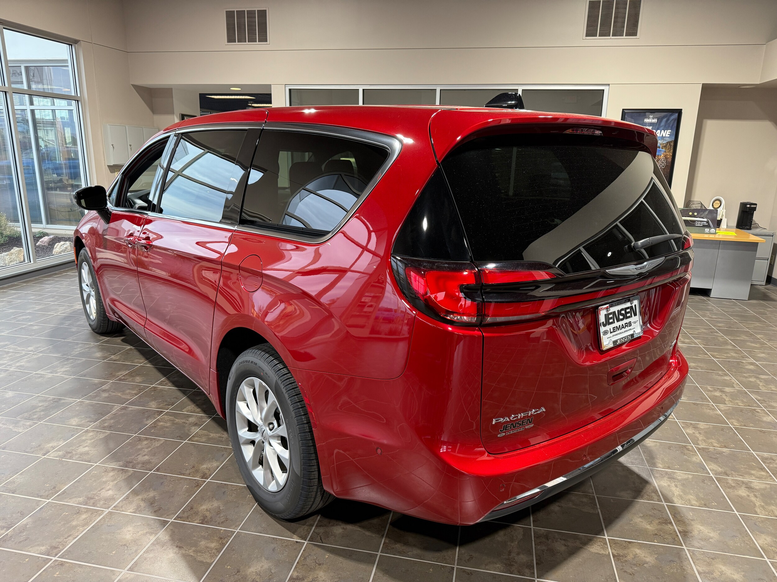 2025 Chrysler Pacifica Base photo 4