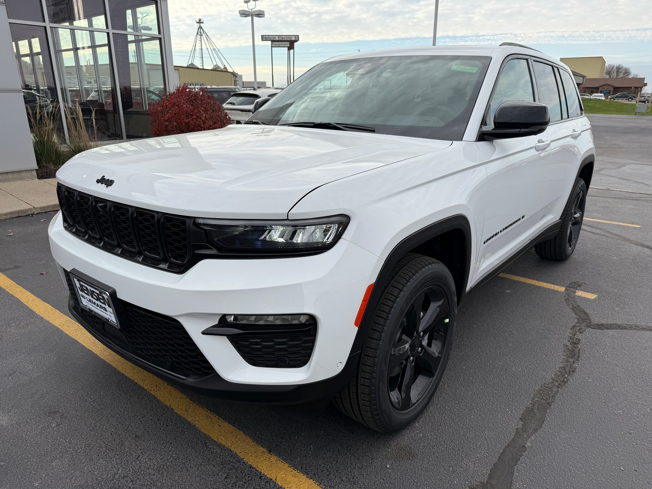 2025 Jeep Grand Cherokee Limited photo 2
