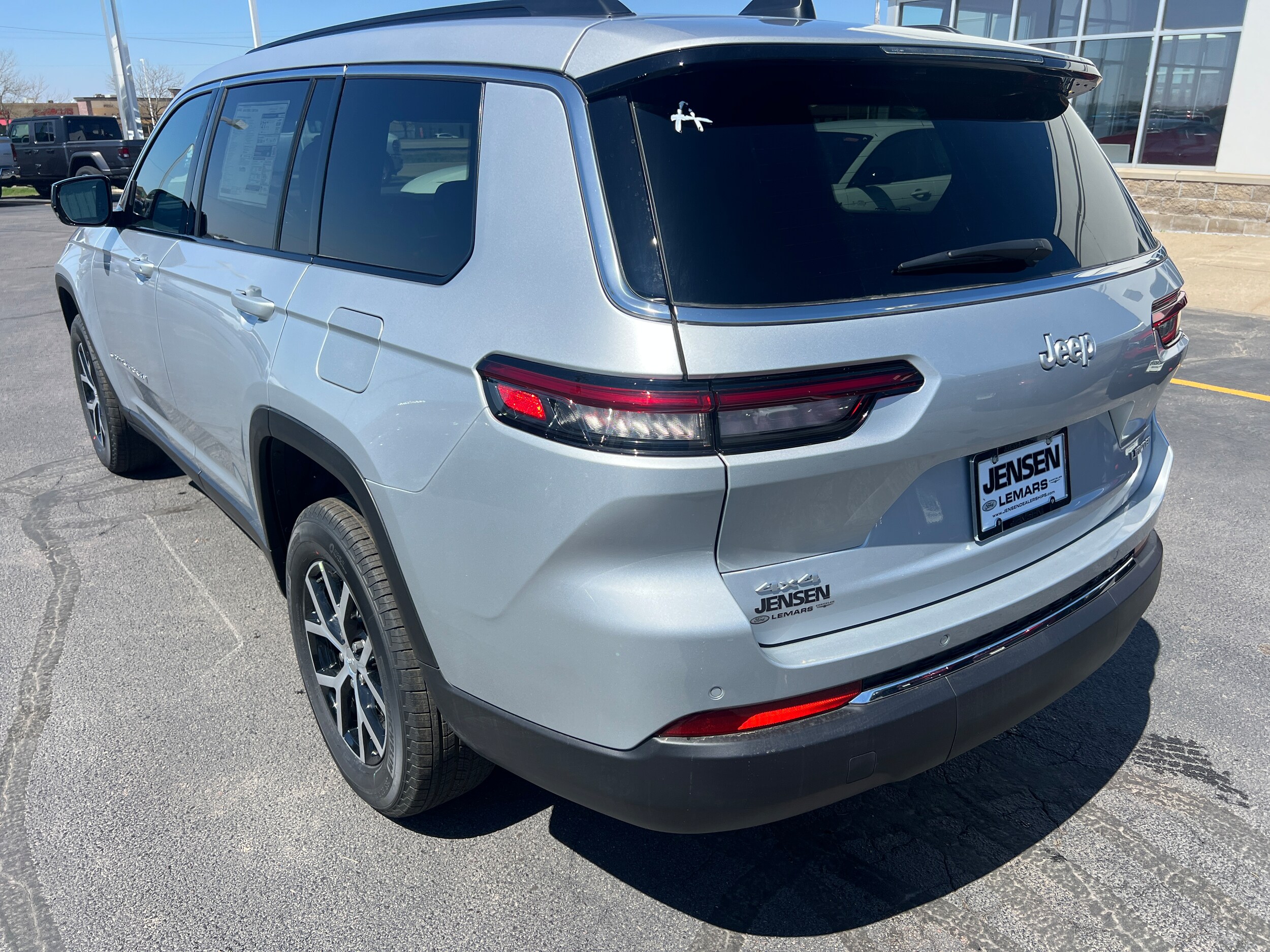 2025 Jeep Grand Cherokee Limited photo 3