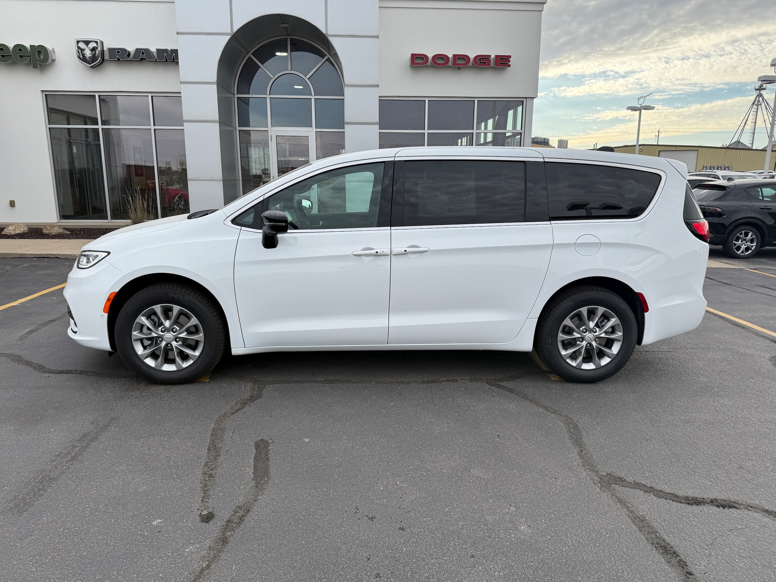 2026 Chrysler Pacifica Select's photo