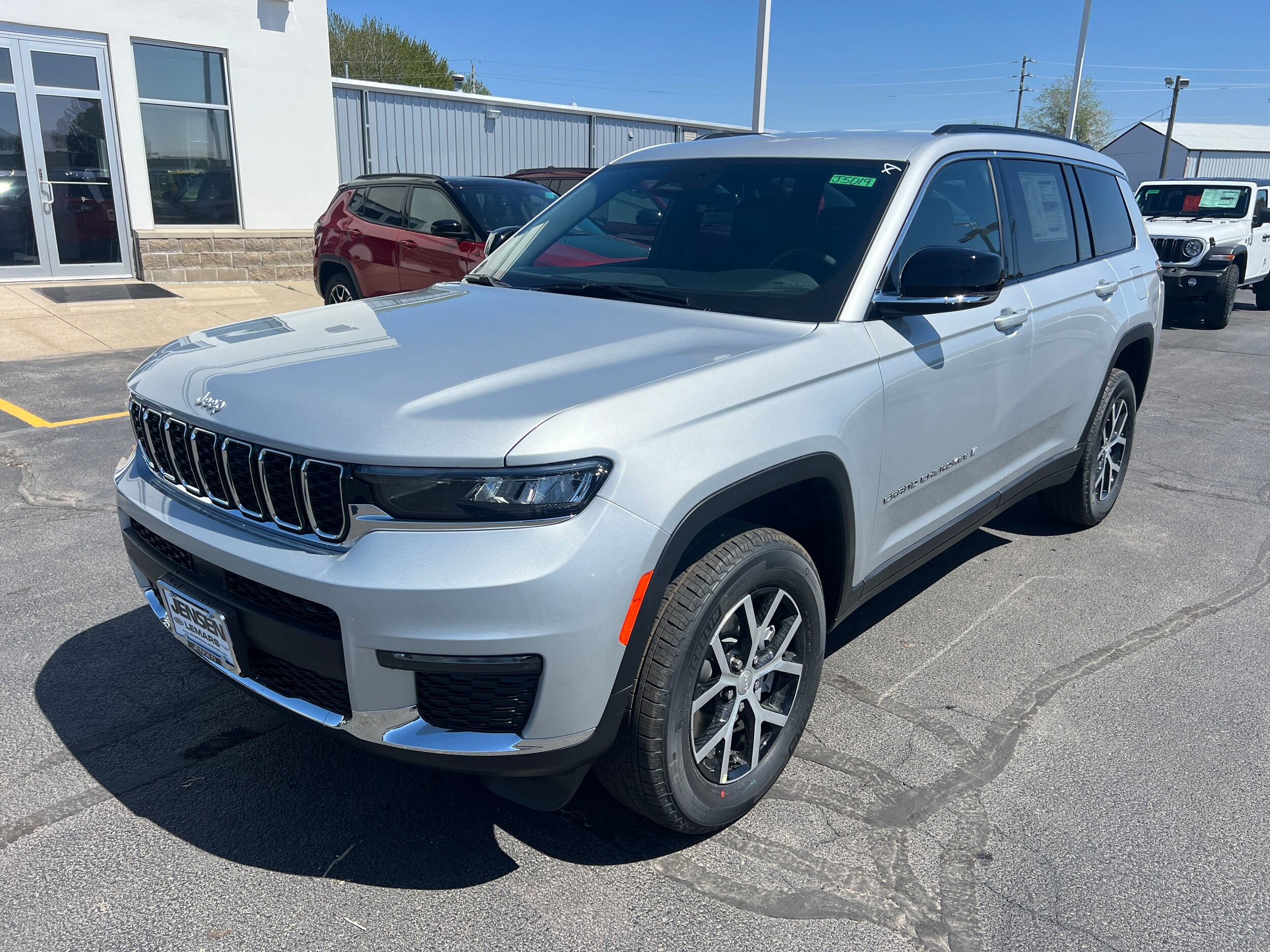 2025 Jeep Grand Cherokee Limited photo 2