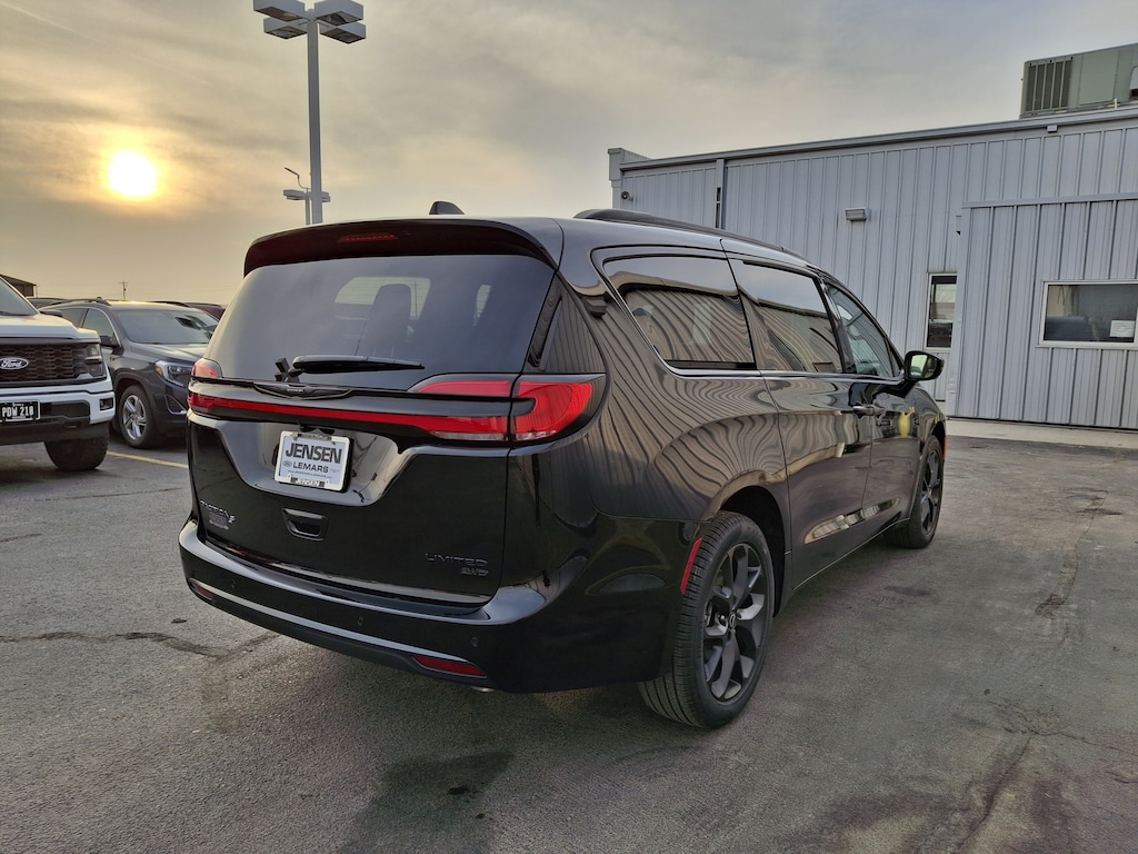 New 2026 Chrysler Pacifica LIMITED AWD Passenger Van