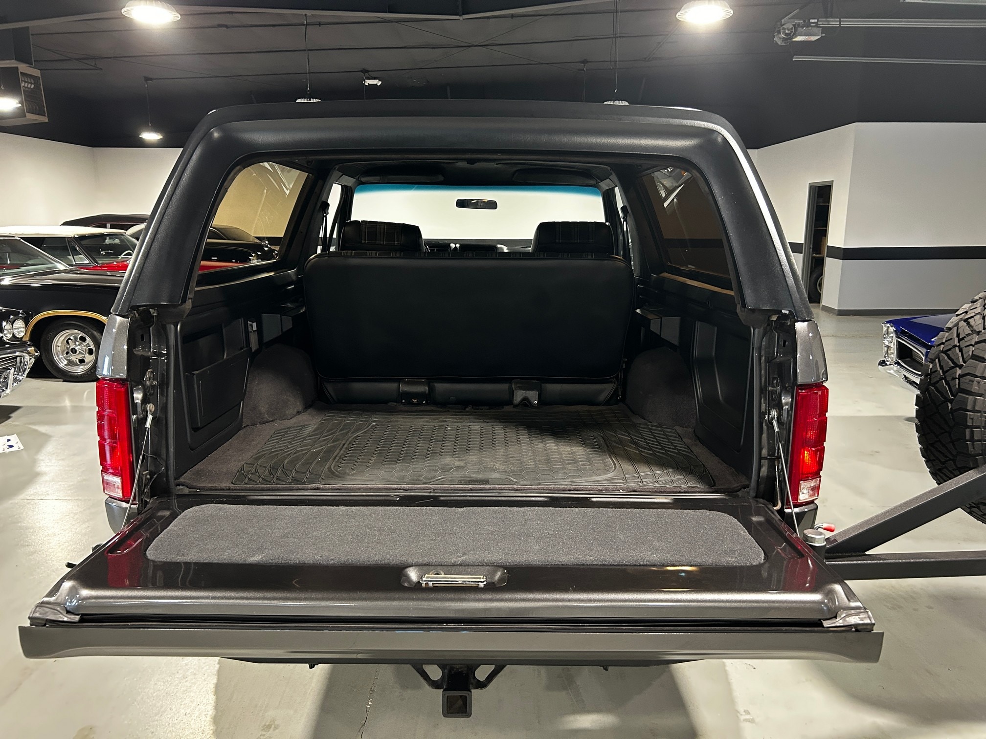 1981 Ford Bronco - Photo 24