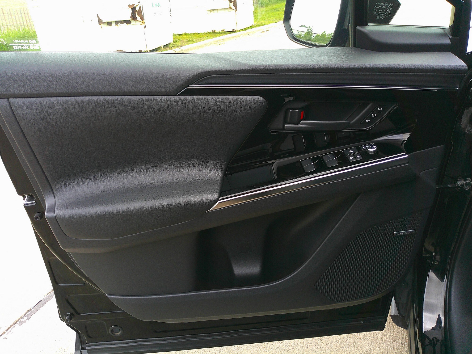 2023 Subaru Solterra Touring photo 2