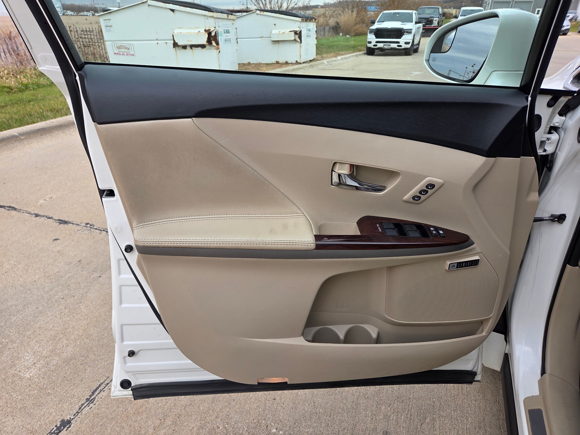 2015 Toyota Venza XLE photo 2