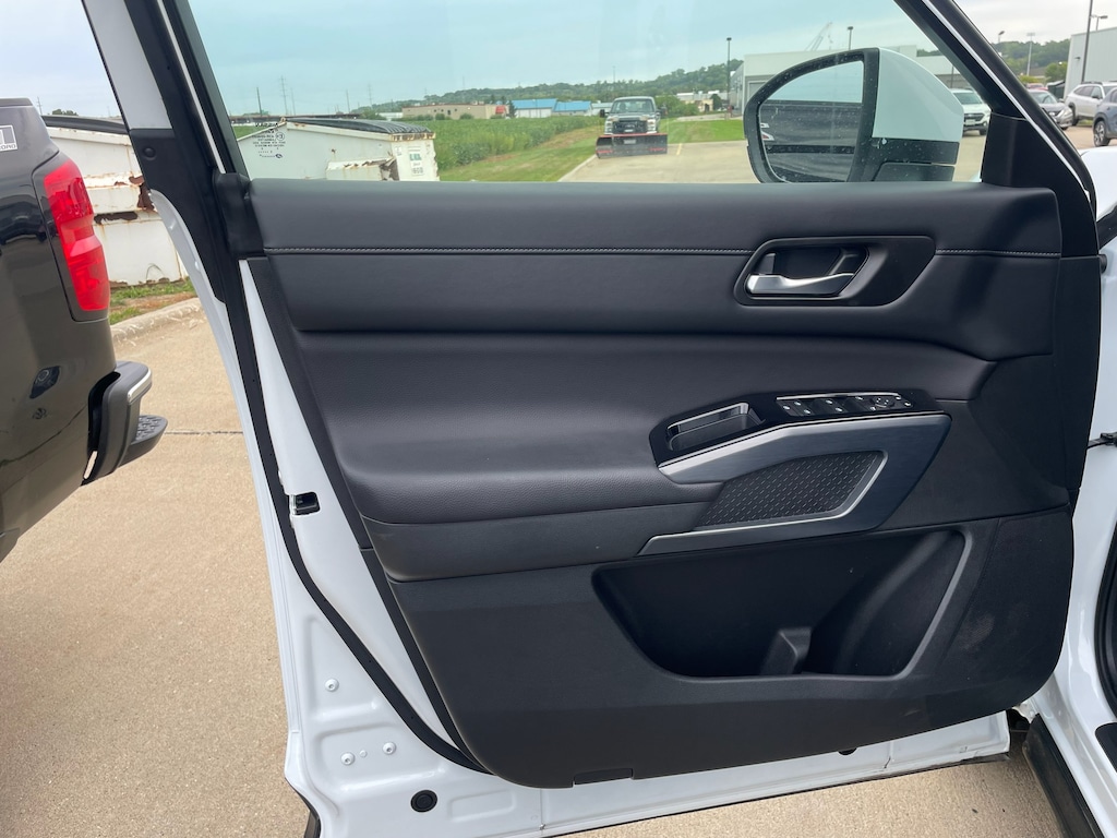 Used 2025 Nissan Pathfinder SL Sport Utility