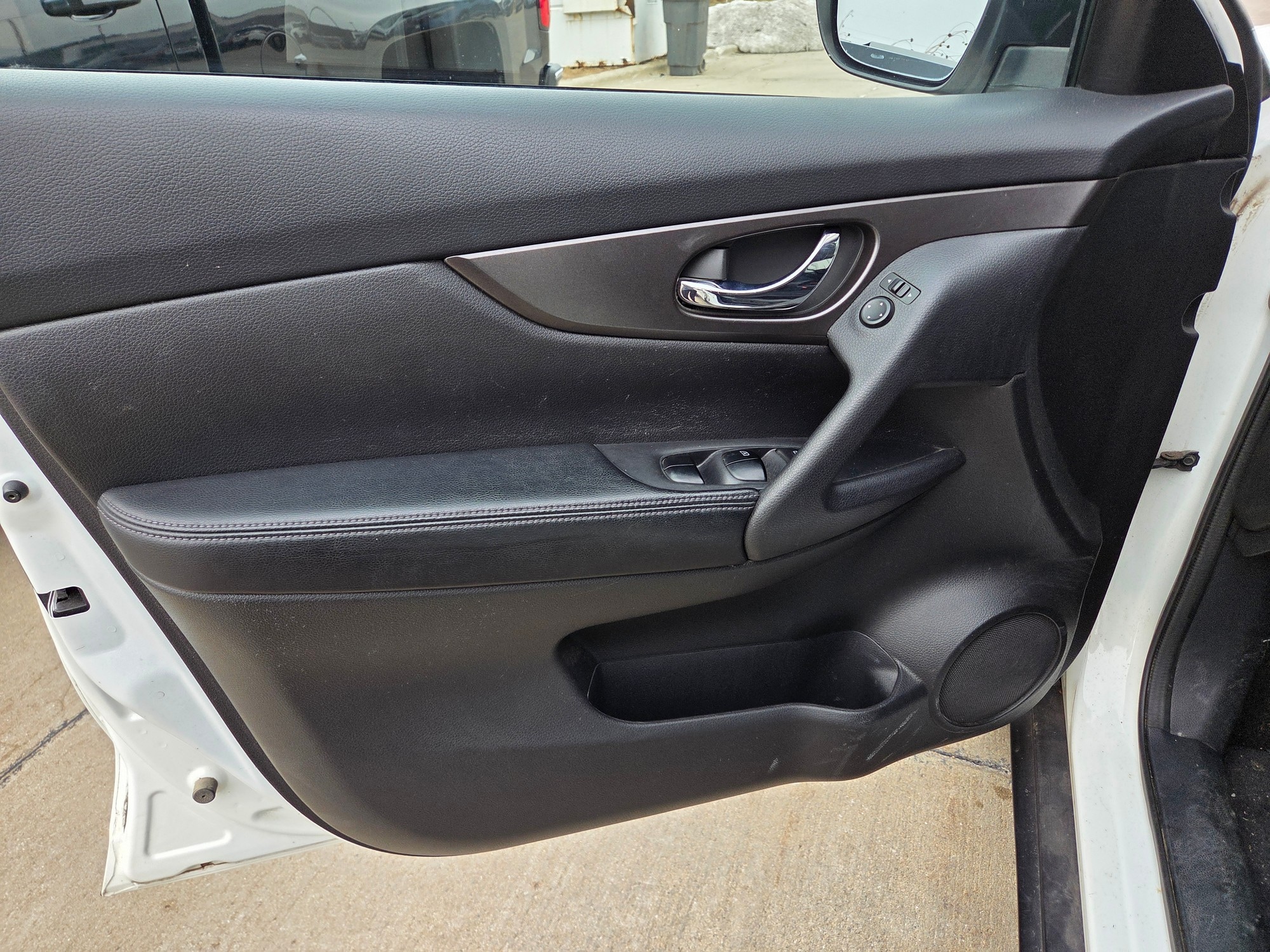 Used 2014 Nissan Rogue SV with VIN 5N1AT2MV1EC786292 for sale in Sioux City, IA