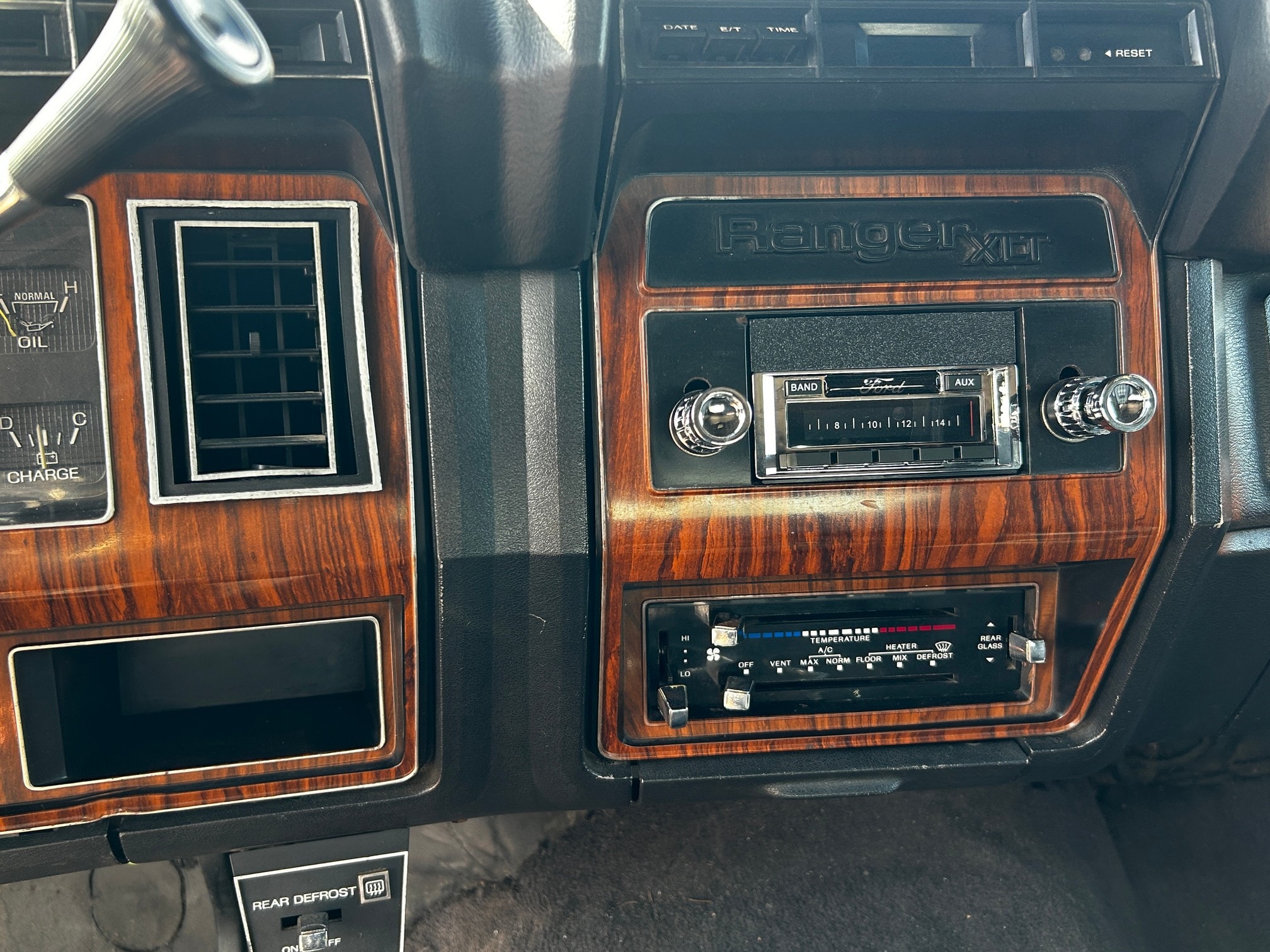 1981 Ford Bronco - Photo 13