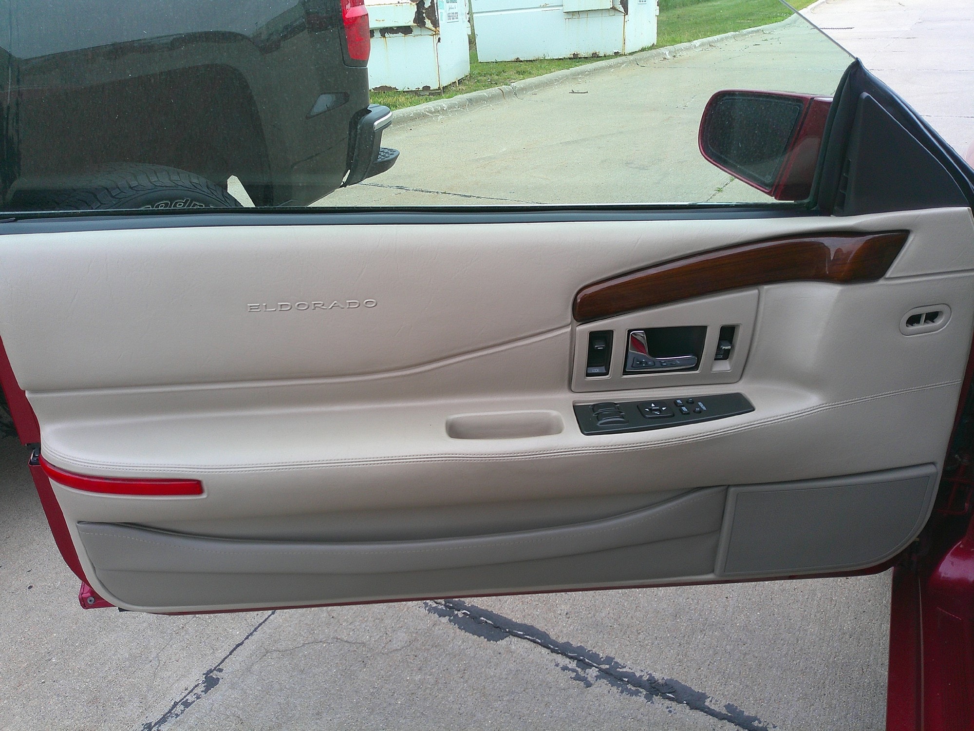 Used 1999 Cadillac Eldorado TOURING COUPE with VIN 1G6ET1296XU608609 for sale in Sioux City, IA