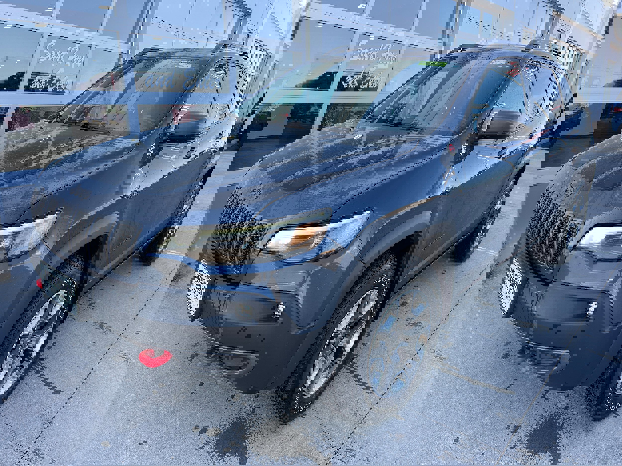 Used 2019 Jeep Cherokee Trailhawk with VIN 1C4PJMBX4KD369646 for sale in Le Mars, IA