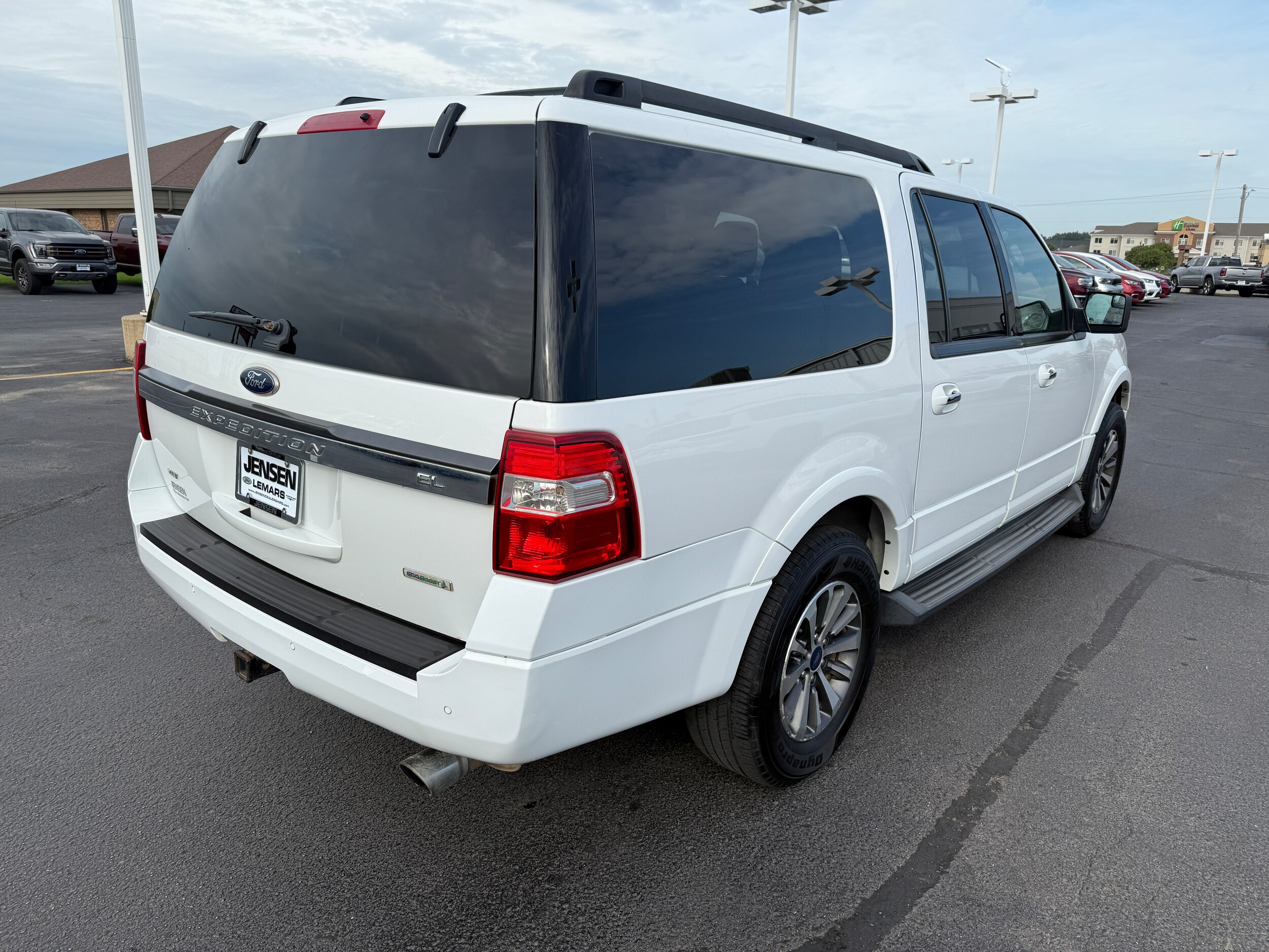 2016 Ford Expedition EL photo 2