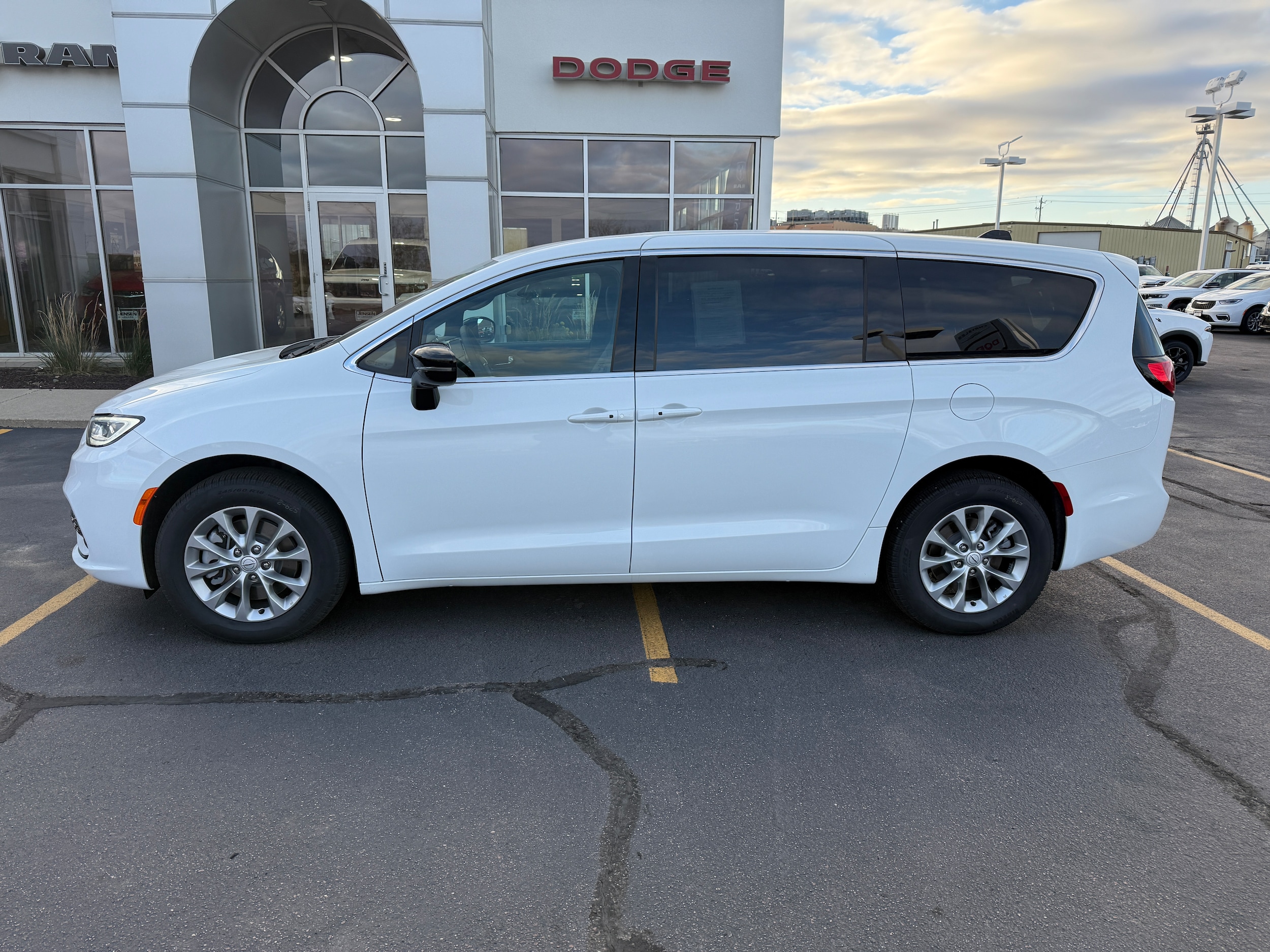 2025 Chrysler Pacifica Select's photo