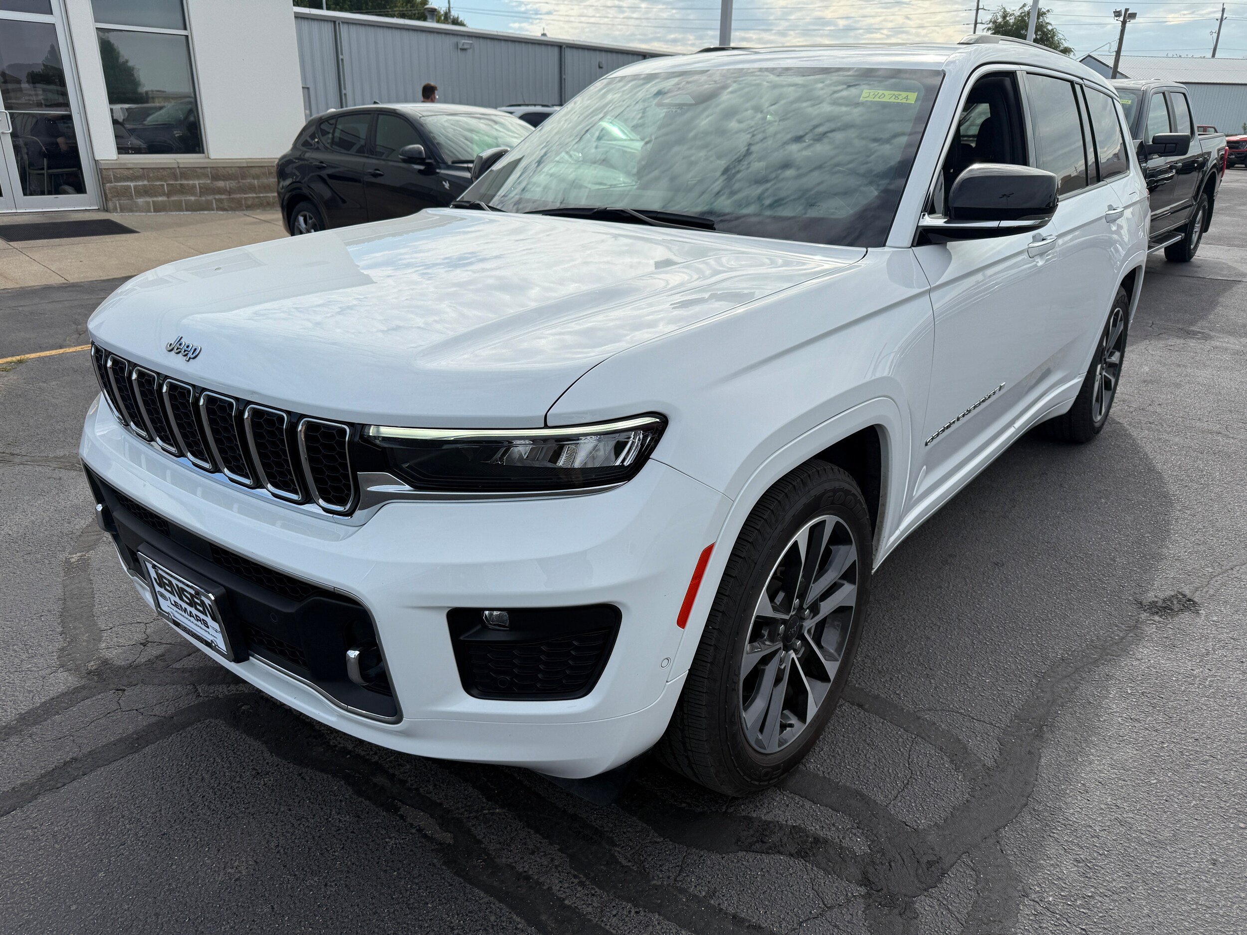2022 Jeep Grand Cherokee Overland photo 2