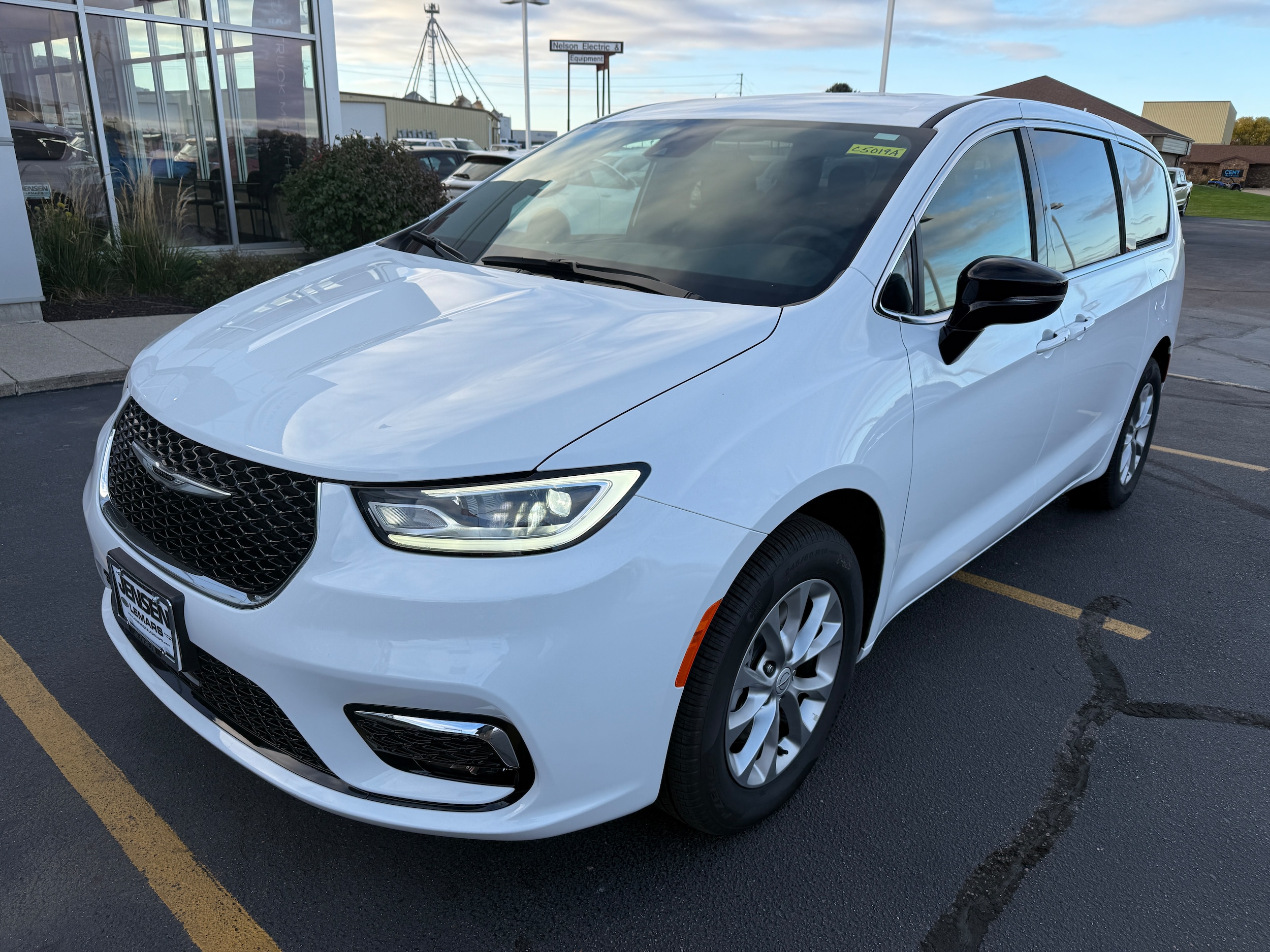 2025 Chrysler Pacifica photo 2