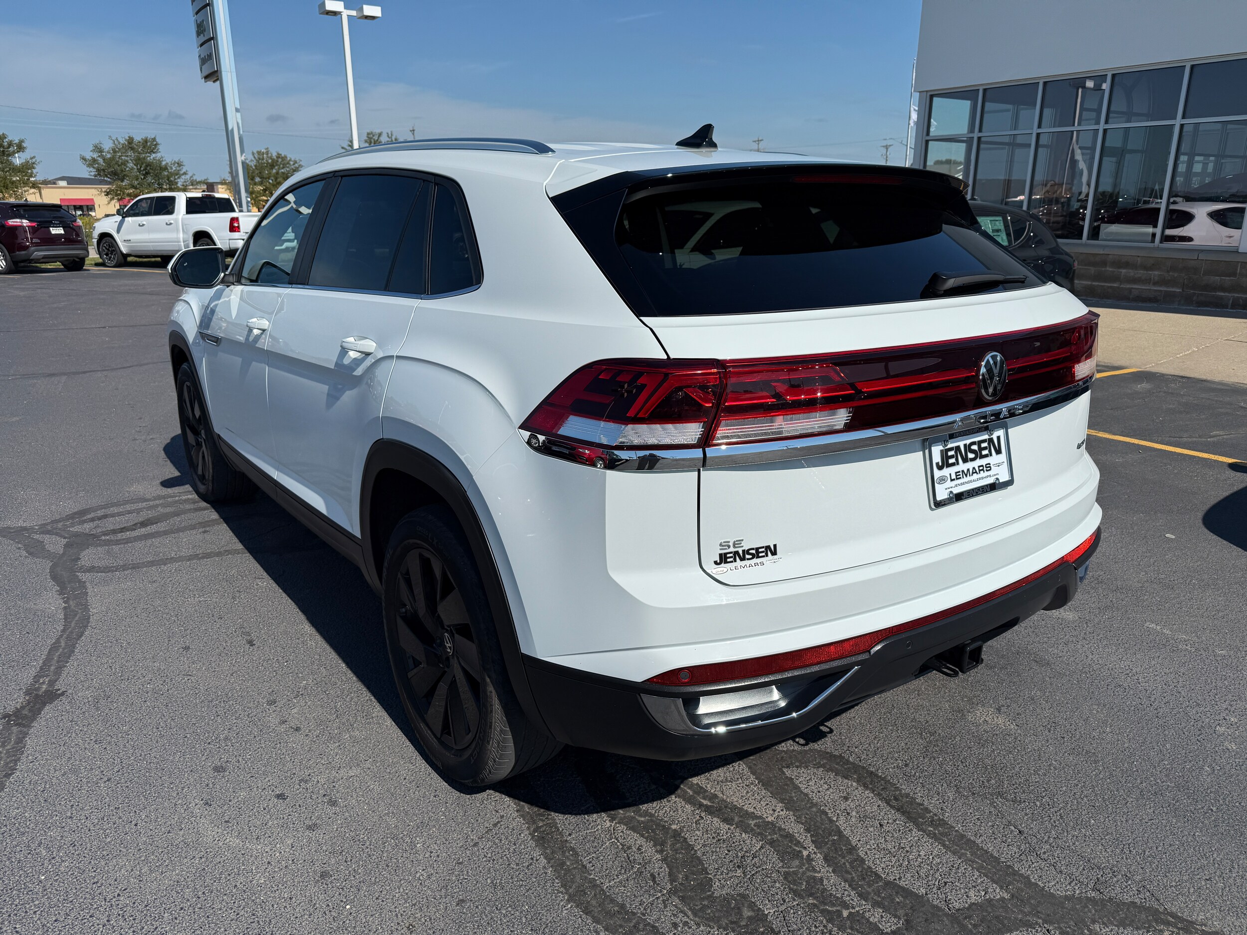 2024 Volkswagen Atlas Cross Sport SE Technology photo 3