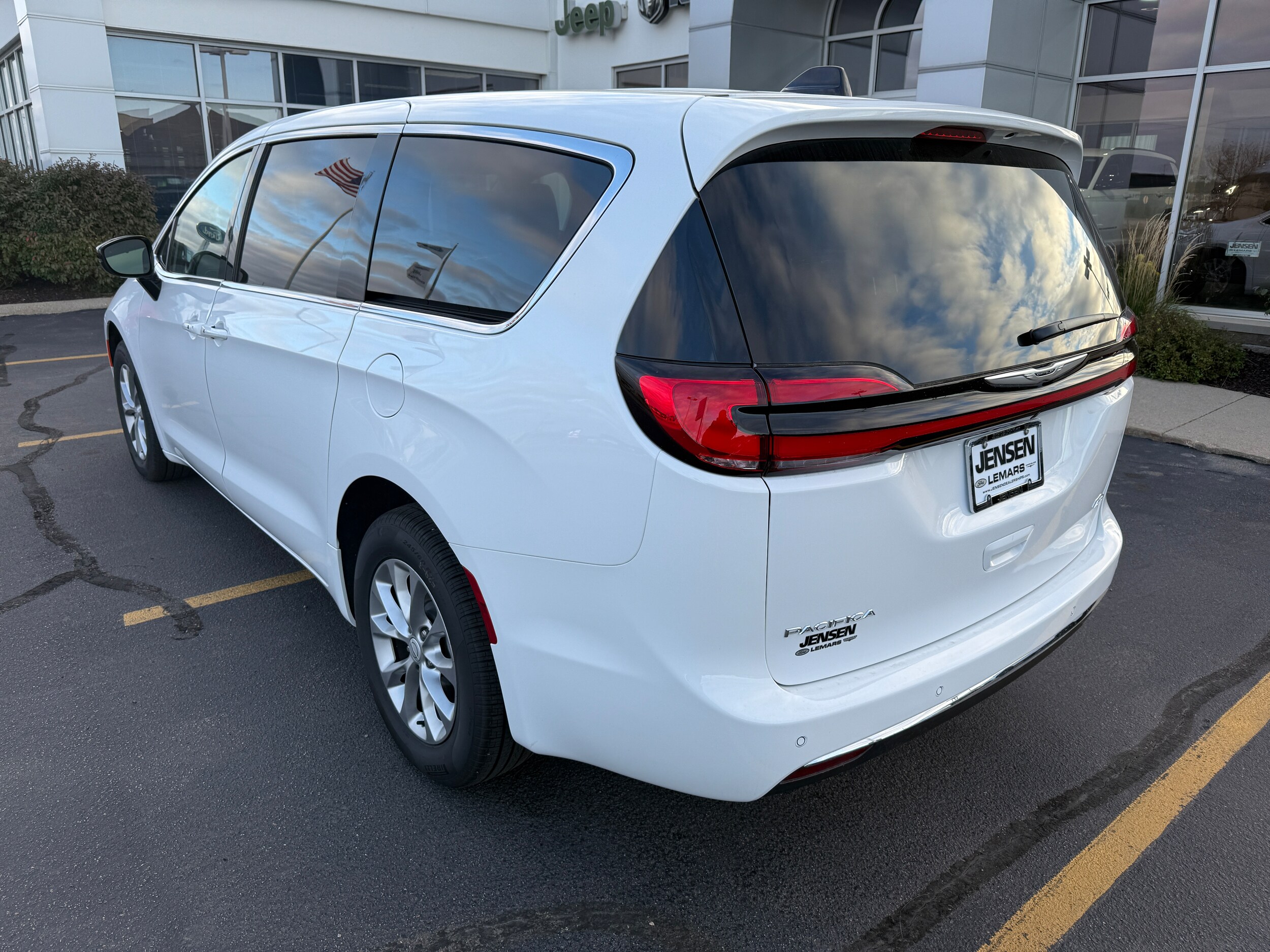 2025 Chrysler Pacifica photo 4