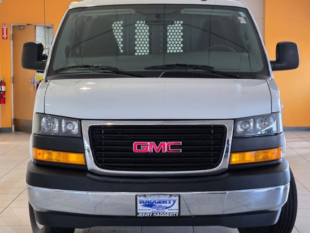 2023 GMC SAVANA - Image 3
