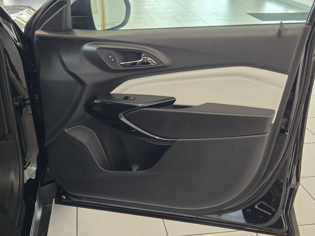 2025 Chevrolet Trax LT photo 3