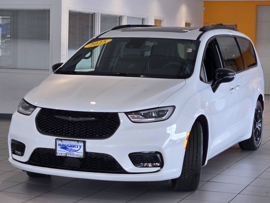 Used 2025 Chrysler Pacifica Limited Minivan