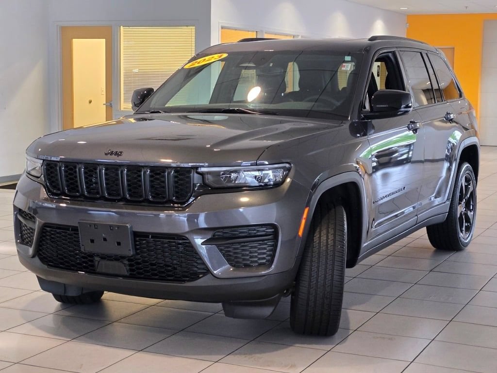 Used 2023 Jeep Grand Cherokee Altitude 4x4 SUV