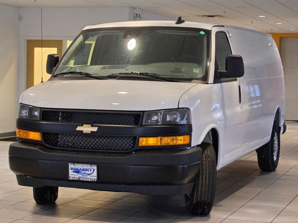 2025 CHEVROLET EXPRESS - Image 3