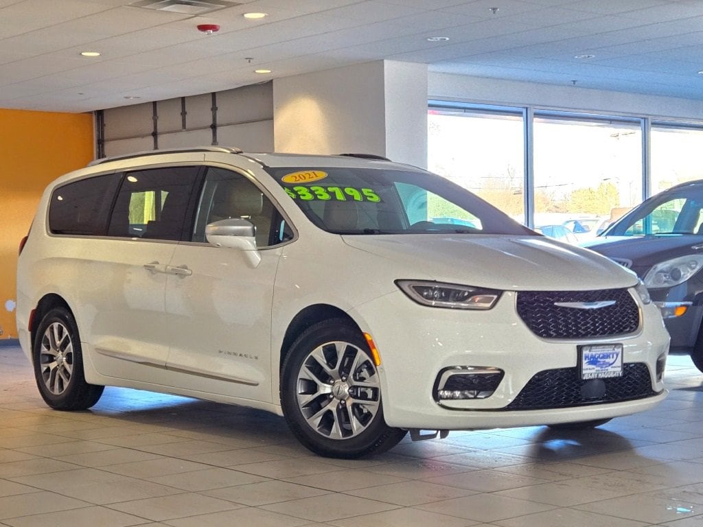 2021 Chrysler Pacifica Hybrid Pinnacle Hybrid's photo