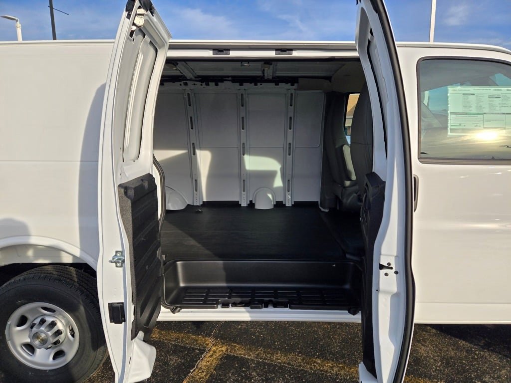 2025 CHEVROLET EXPRESS - Image 7