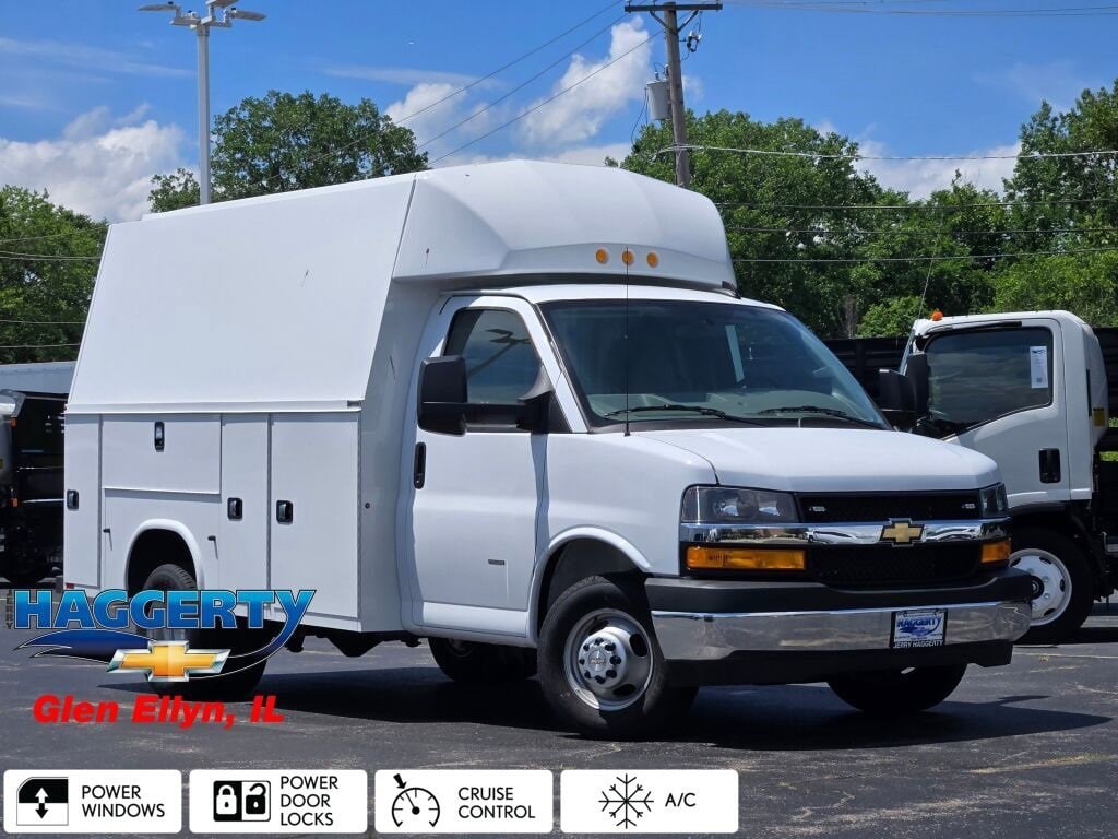 2024 Chevrolet Express Cutaway Base's photo