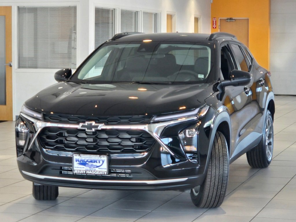 2025 Chevrolet Trax LT photo 2