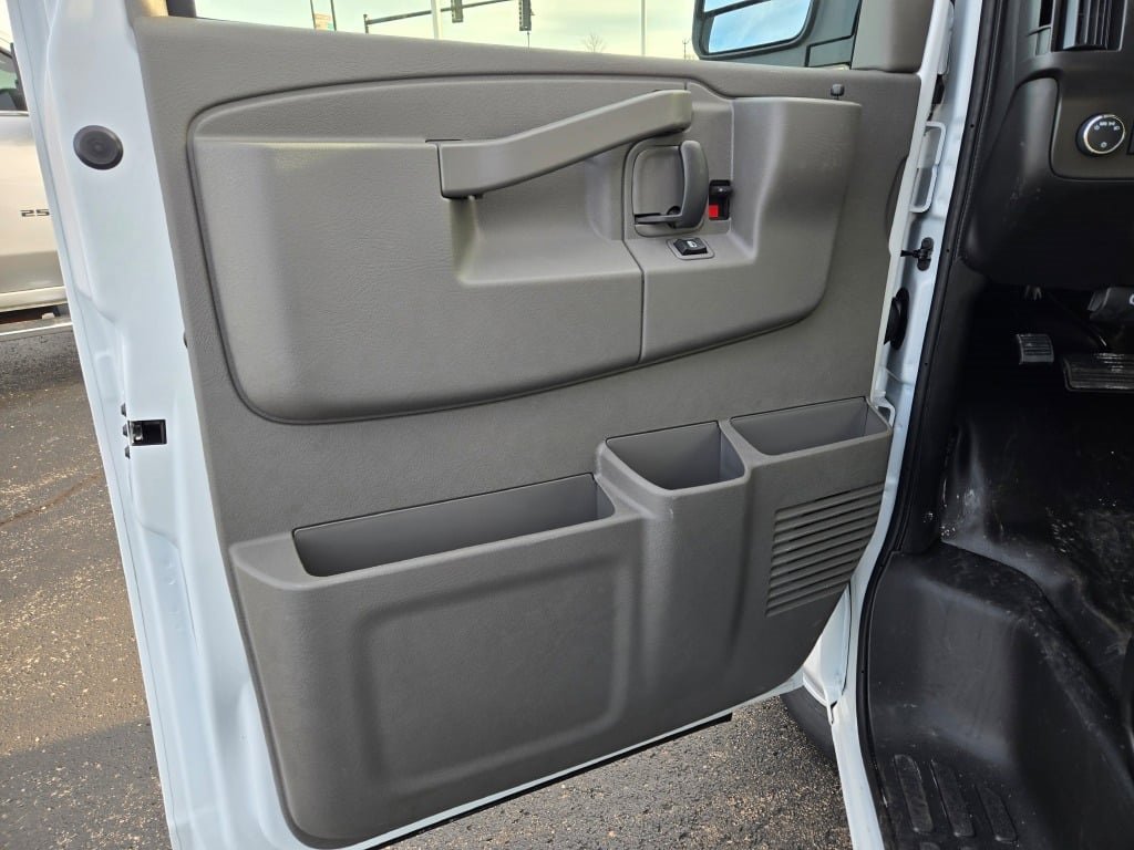 2025 CHEVROLET EXPRESS - Image 13