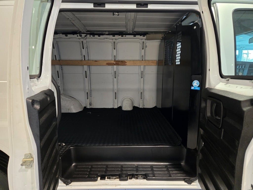2023 GMC SAVANA - Image 8