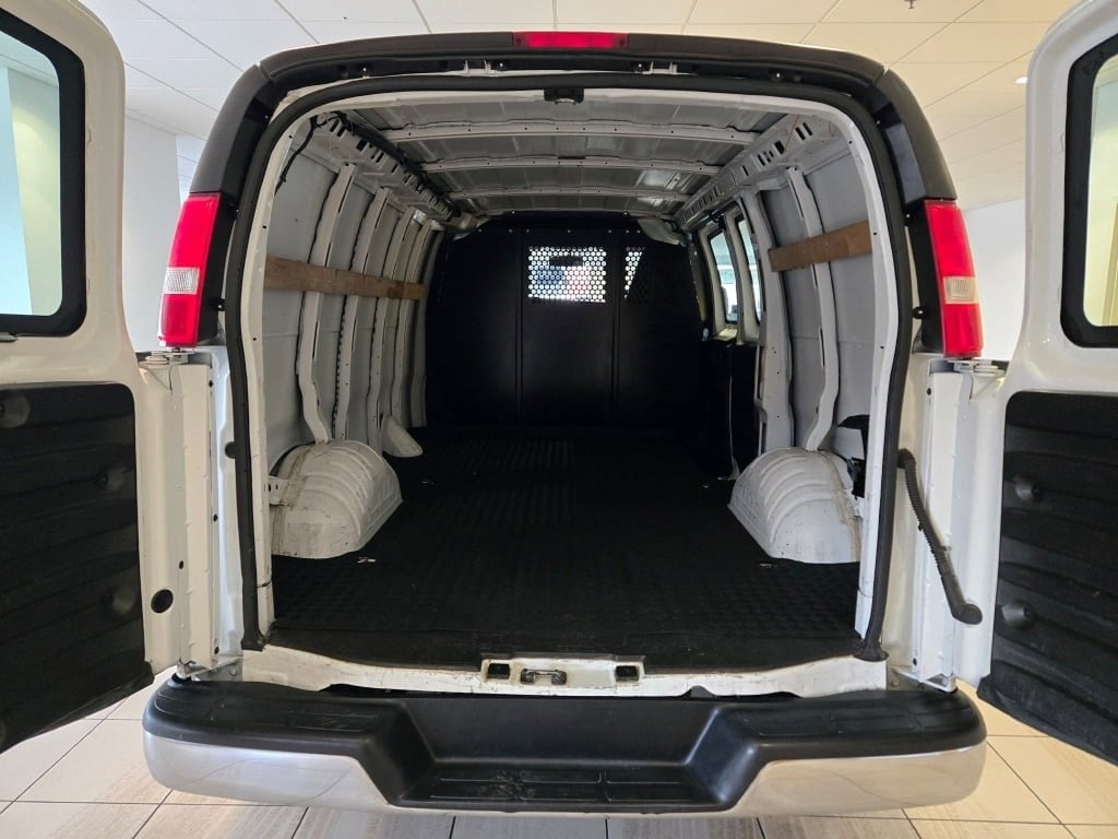 2023 GMC SAVANA - Image 11