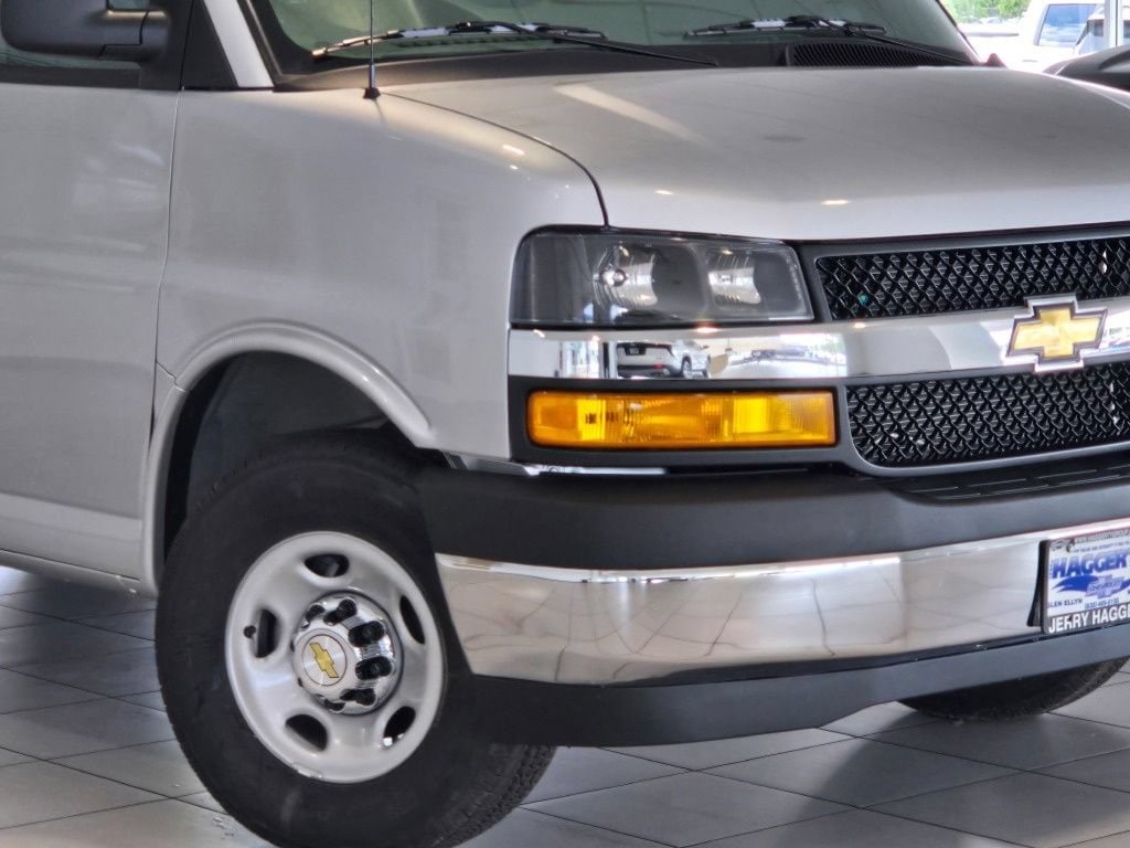New 2026 Chevrolet Express Passenger 1LT Van