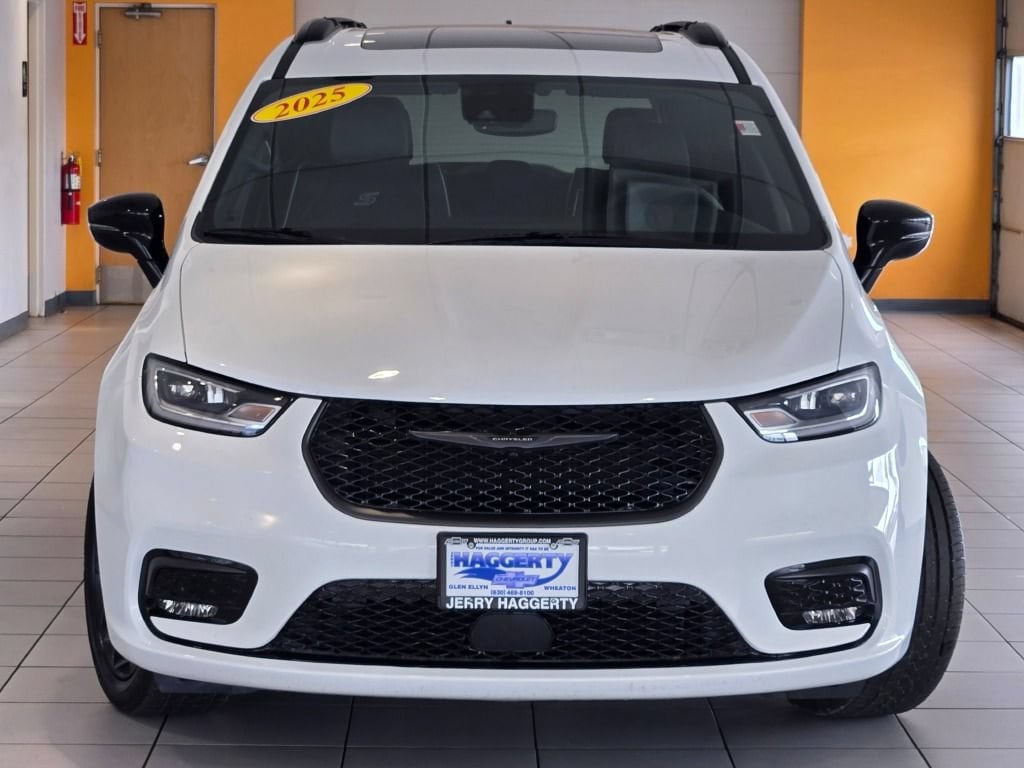 Used 2025 Chrysler Pacifica Limited Minivan