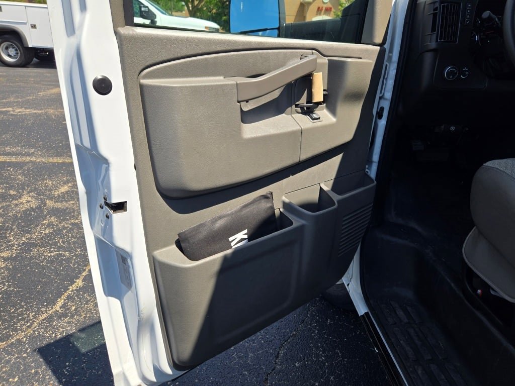 2024 CHEVROLET EXPRESS - Image 17