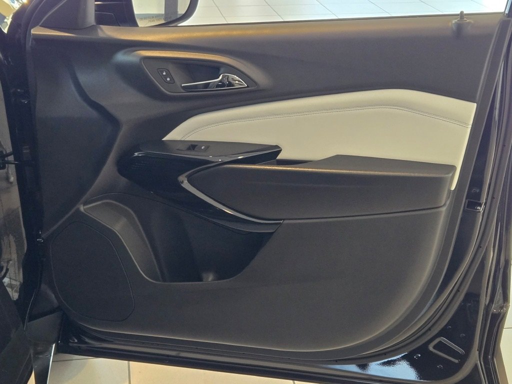 2025 Chevrolet Trax LT photo 3
